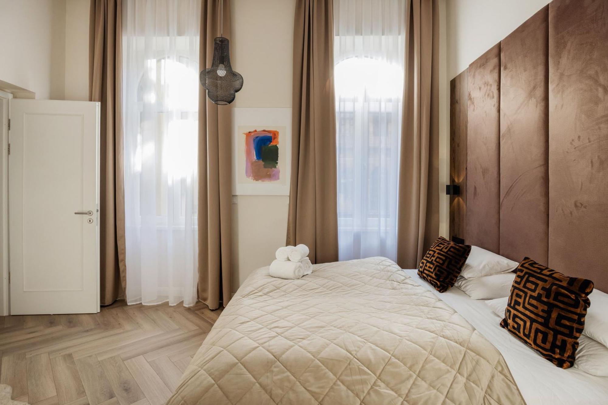 Luxury Art Deco Near Hungarian Parliament Apartment